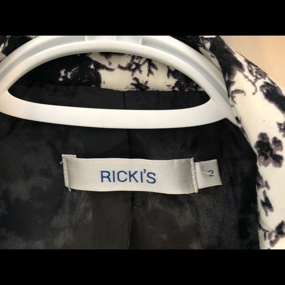 Black and White Floral Patterned Blazer - Picture 3 of 5